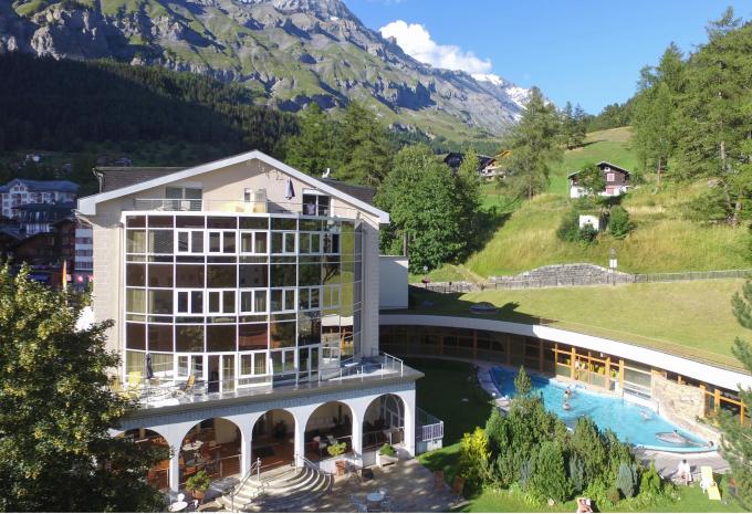 Das Thermalbad Leukerbad liegt auf einer Höhe von 1411 Metern. Direkt am Dorfplatz heissen dich die Thermal Hotels & Walliser Alpentherme